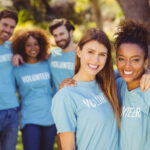 Voluntarios participando en actividades solidarias durante sus vacaciones
